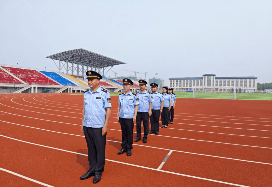 7月26日,佳木斯市同江生态环境局组织执法人员,在该市第一中学西区