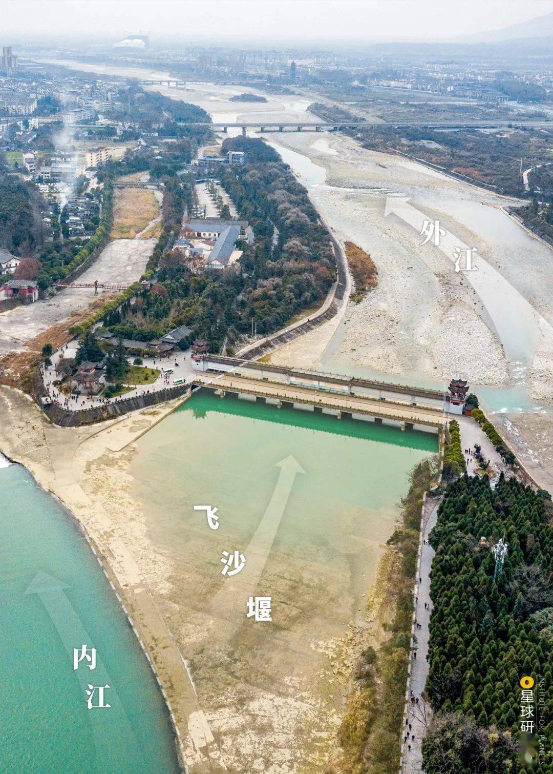 枯水期露出水面的飞沙堰,摄影师@李昌华宝瓶口则是一道位于玉垒山