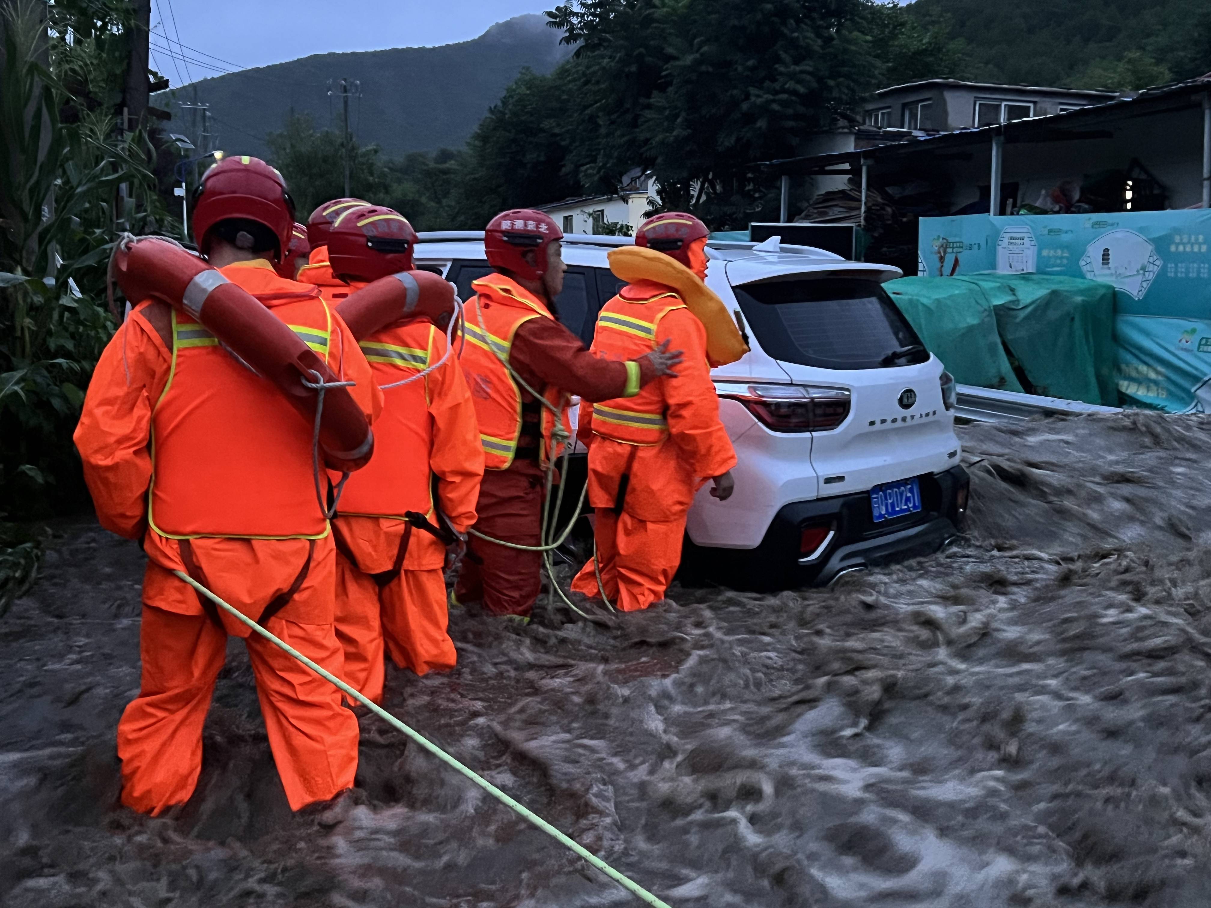 北京暴雨救援现场图片