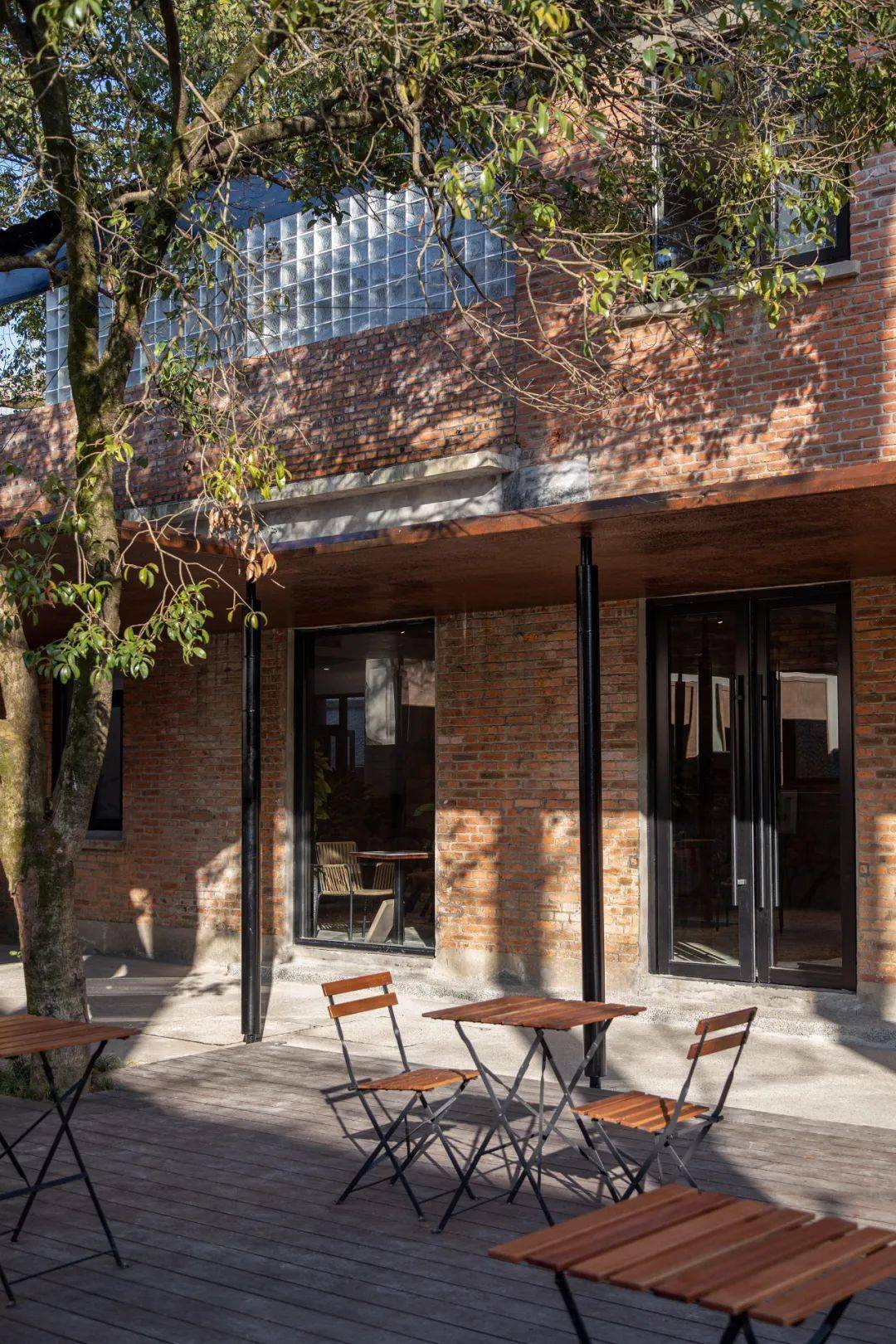 浙江三座红砖老房变身共享民宿:院落叠套,水杉映红,梦回60年代!