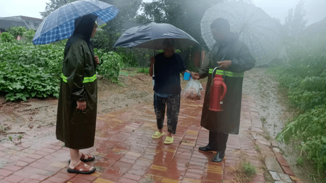 【防汛中的河南政法力量】鹤壁市网格员全力防御台风“杜苏芮”