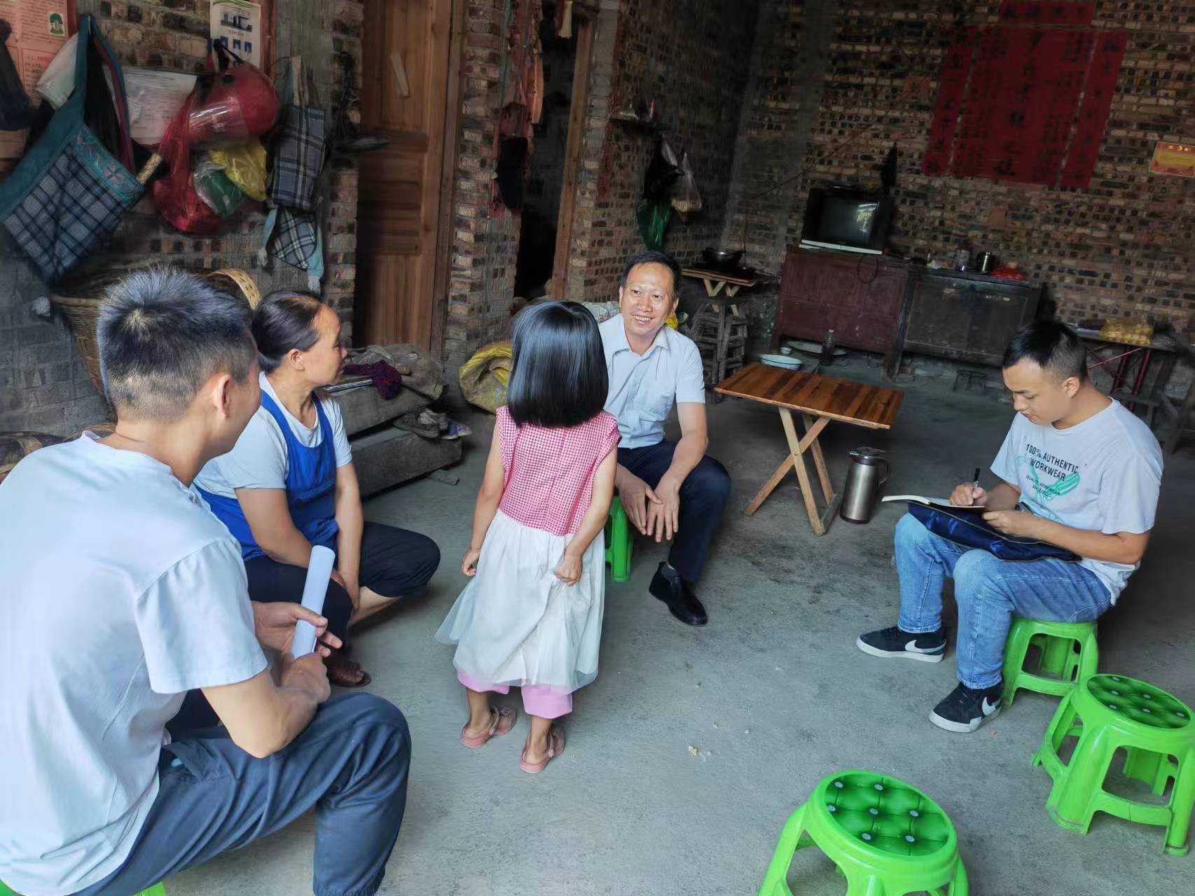 挂职望谟县政府副县长钟水和在农户家调研.