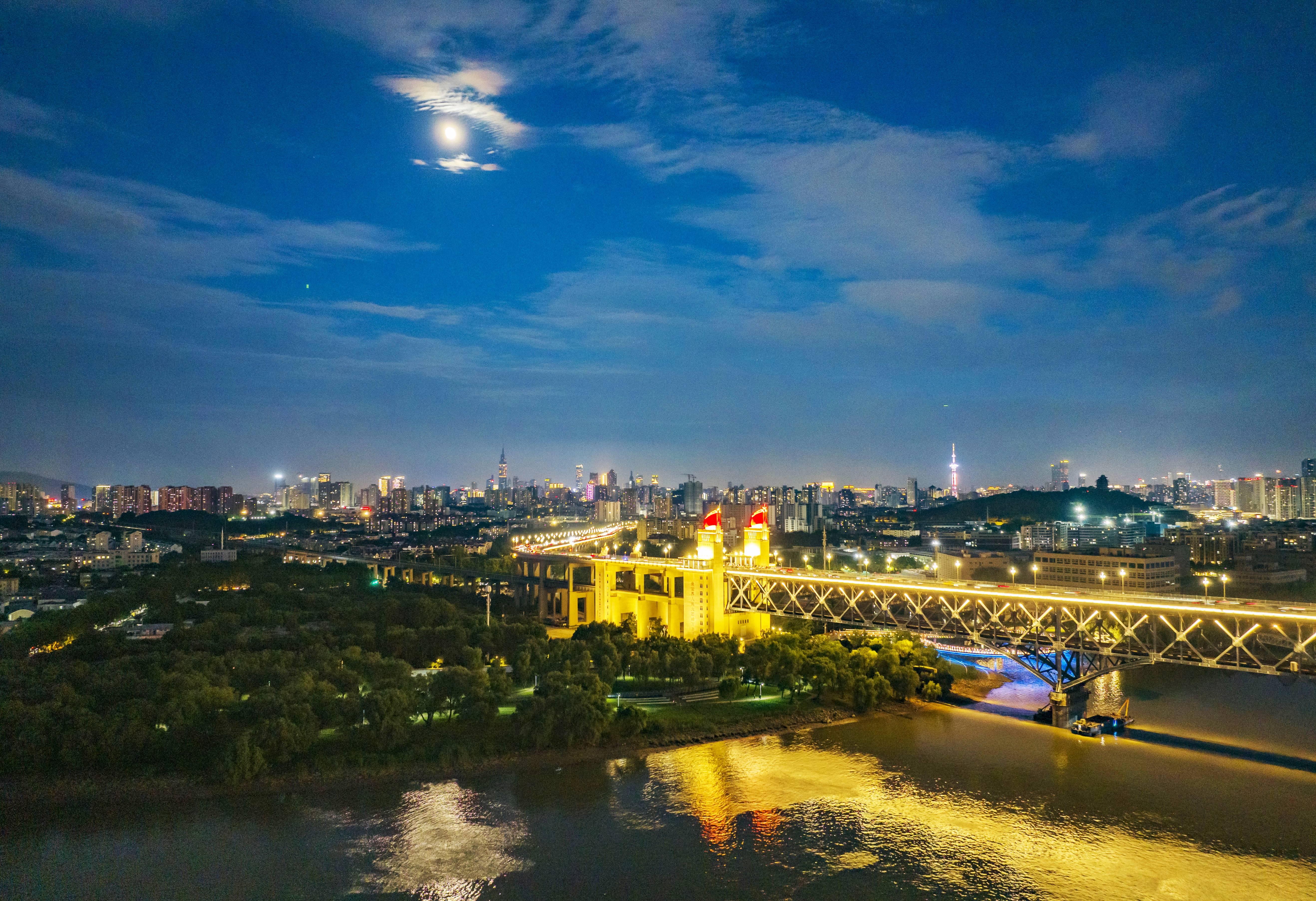 航拍南京长江大桥迷人夜景