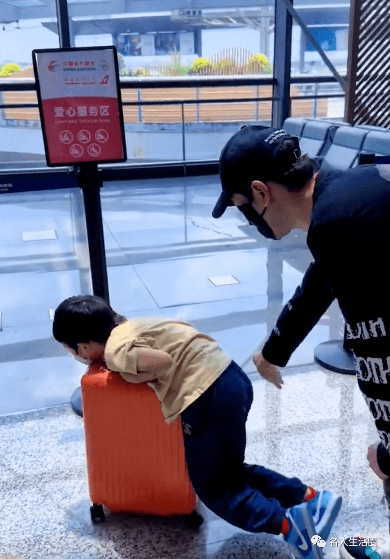 黄晓明带娃出游,小海绵肤黑单眼皮,网友:像baby整容前_儿子_孩子_杨颖