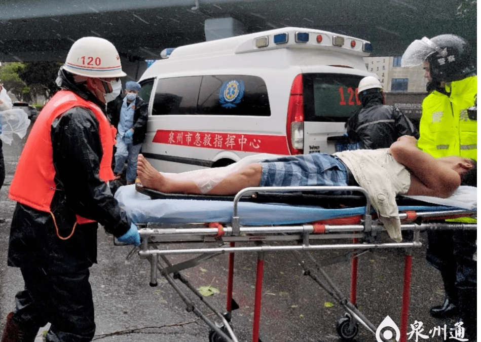 【医者仁心】倒伏树木挡住救援路,泉州120急救人员步行4公里救人!