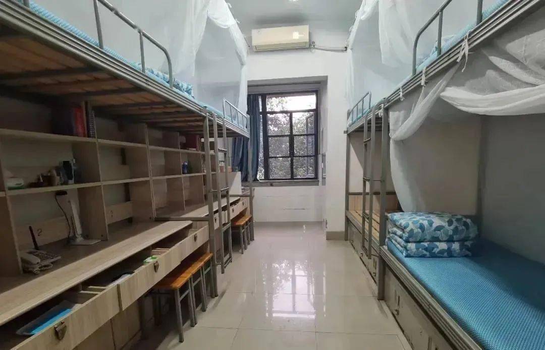 成都七中(高新校区)石室中学(北湖校区)下面针对部分学校做一些宿舍