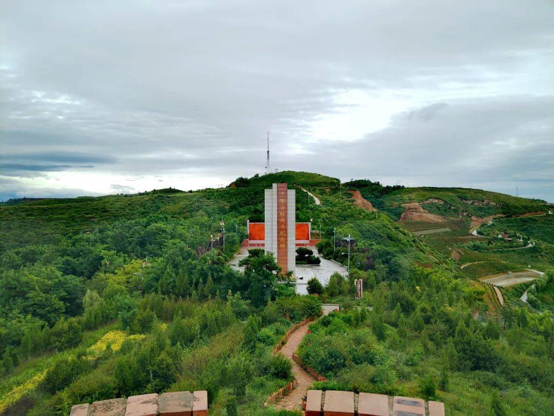 铜川王益军台岭,山高草绿好美景.军台岭 很有名,一眼望到孙家坪.