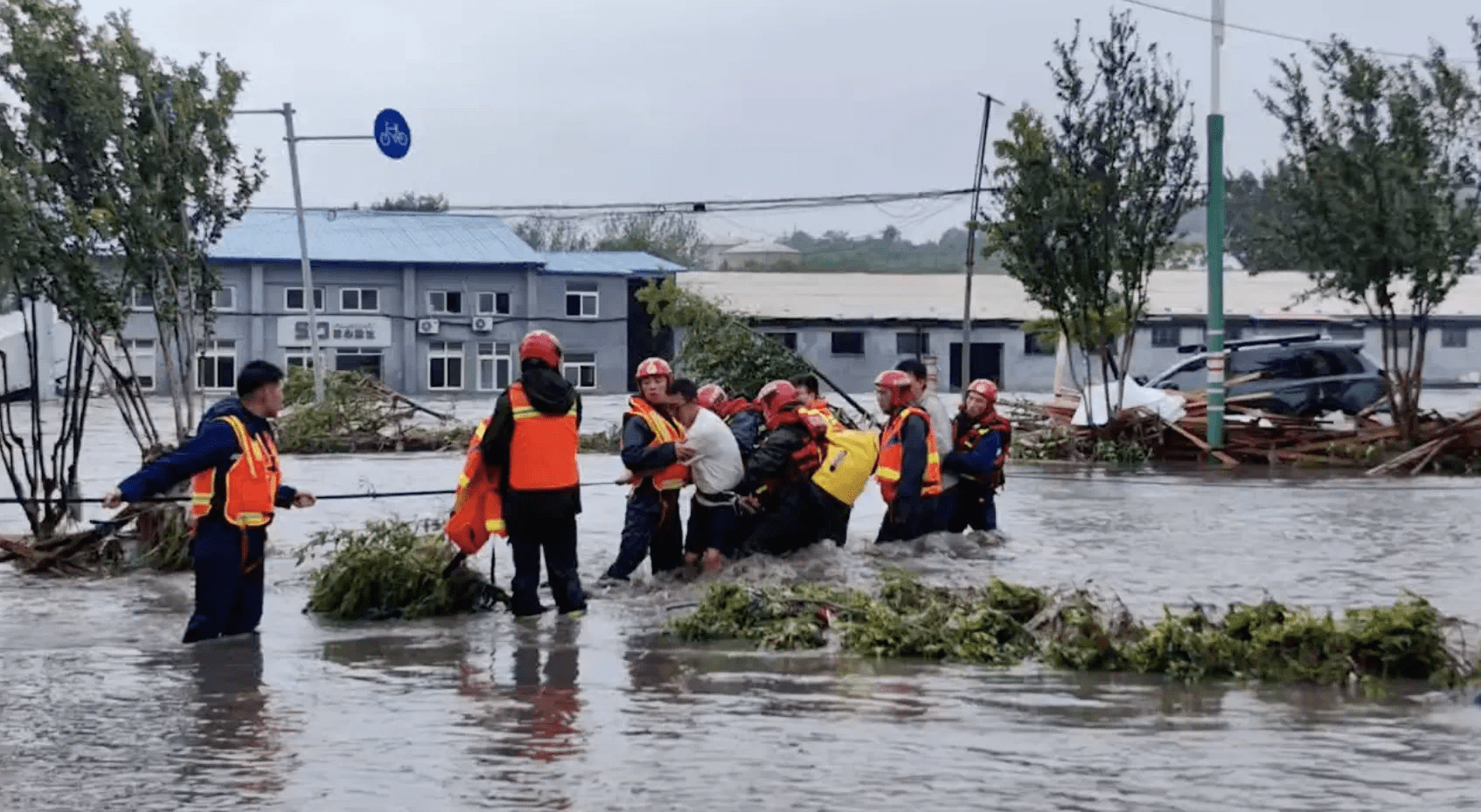 北京房山暴雨突发山洪，当地回应：部分小区断电，无人员伤亡