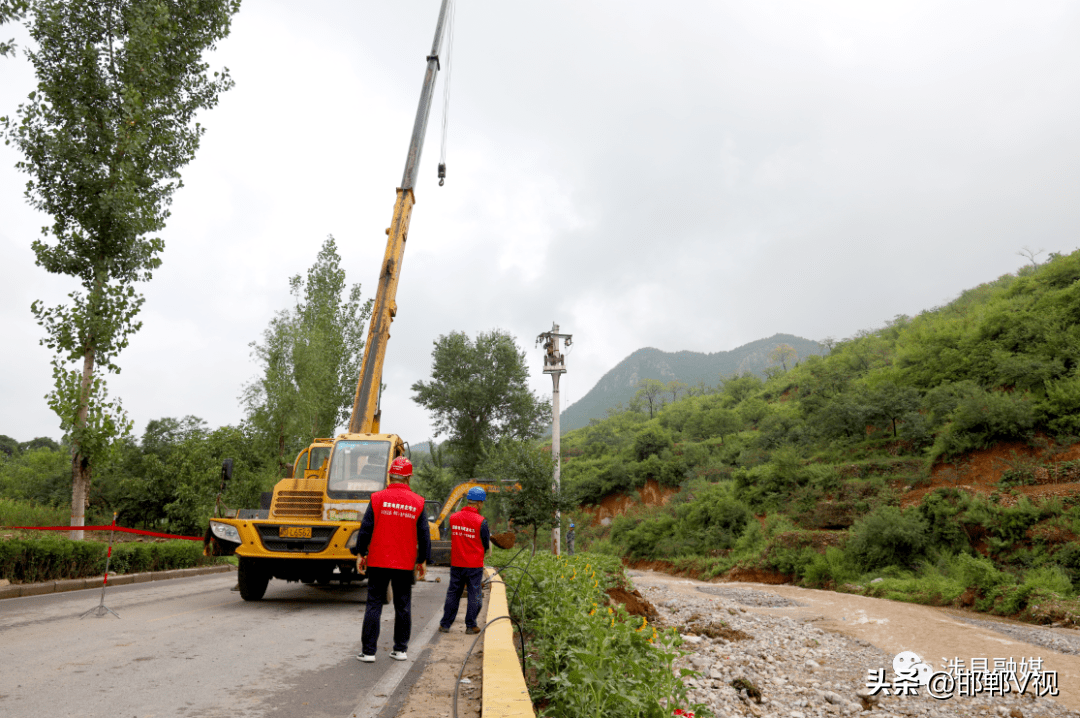 【防汛進行時】雨中搶修電路 守護用電安全_涉縣_線路_供電