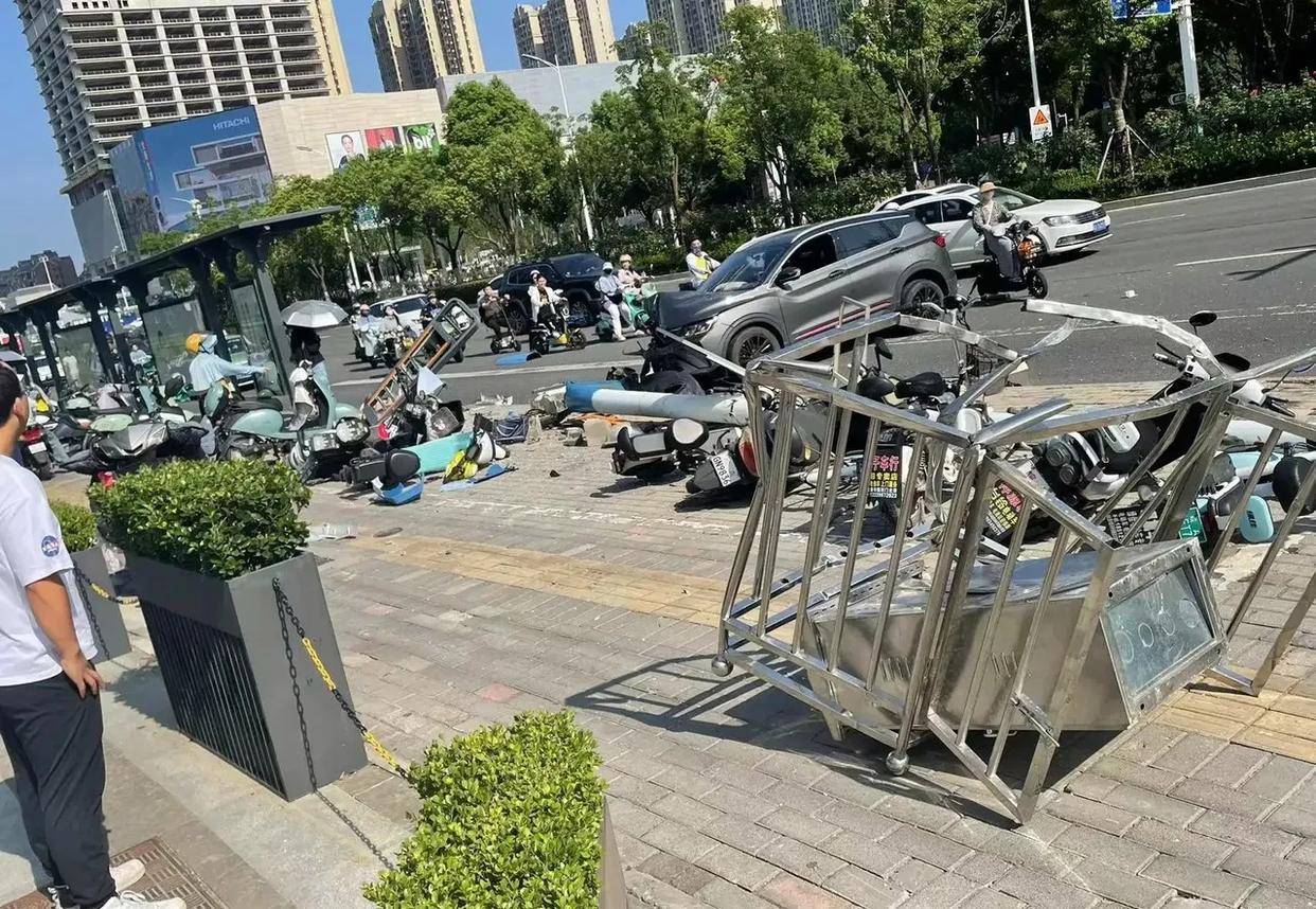 轿车冲上路牙撞倒路灯杆致两人受伤 事发合肥一公交车站台旁_肇事