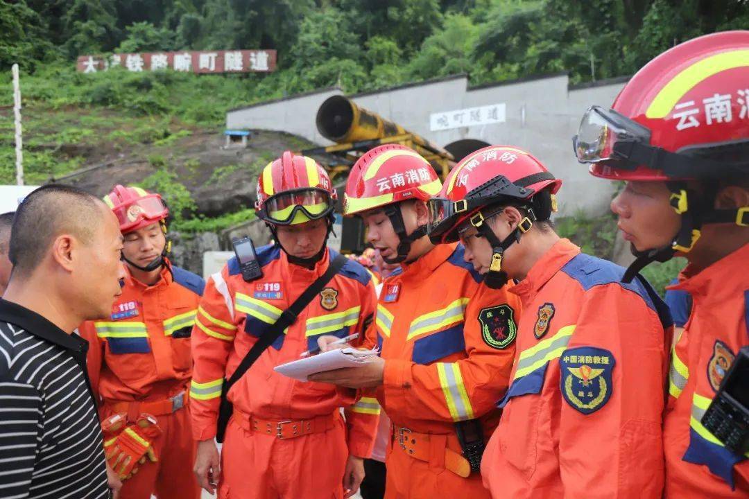 大瑞铁路一隧道因电力系统损坏7人被困，消防员4小时成功营救