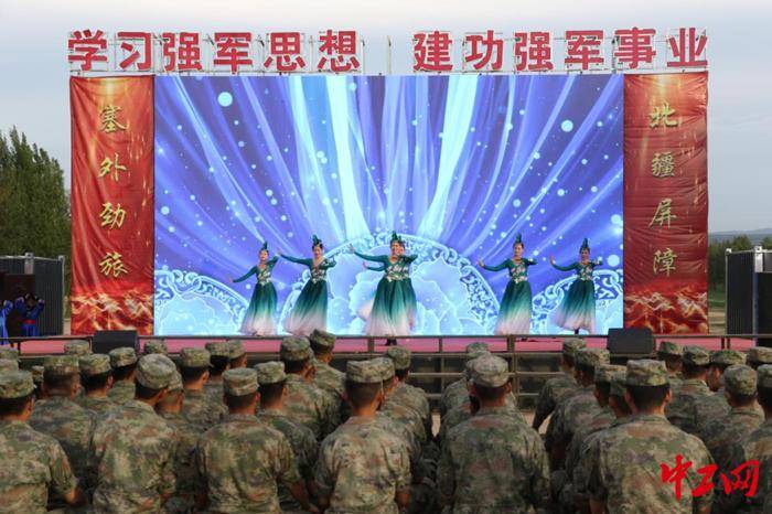 赤峰市职工乌兰牧骑走进军营开展慰问演出_军民_部队_全体