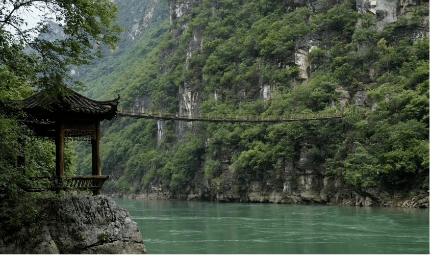 藏在青山绿水间的红色记忆_峡谷_江村_铁索桥