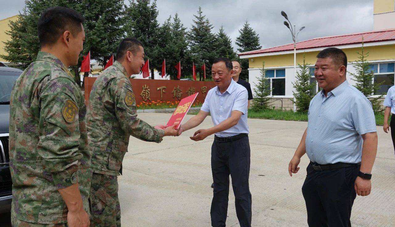 宋波走访慰问驻塔部队及烈士家属