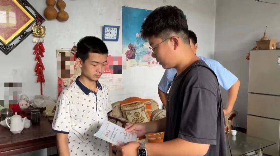 7月31日,张继冰拿到阿里公益《正能量励志学子追梦奖学金》荣誉证书,"