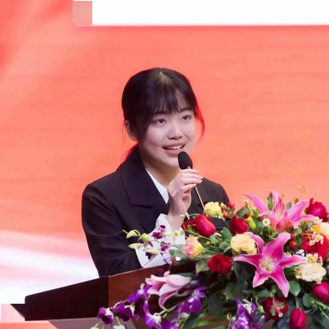 优秀学生代表:刘佳艺全国刷屏的北大录取通知书001号发给福州延安中学