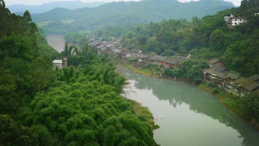 箭板古镇位于沐川县龙溪河下游,地处沐川,犍为,宜宾三县交界之处,一条