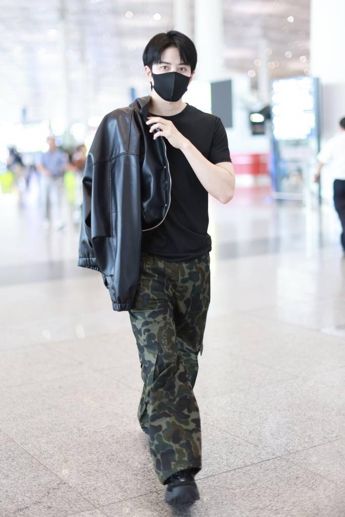 "漫画神颜"绝了!泰星mike穿皮衣现身机场化身乙游男主