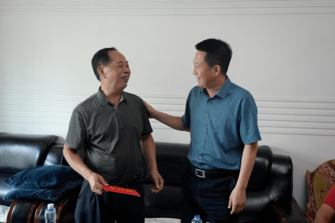 7月25日,沙田镇党委书记贾贵斌率沙田镇拥军慰问团到东莞军分区开展"