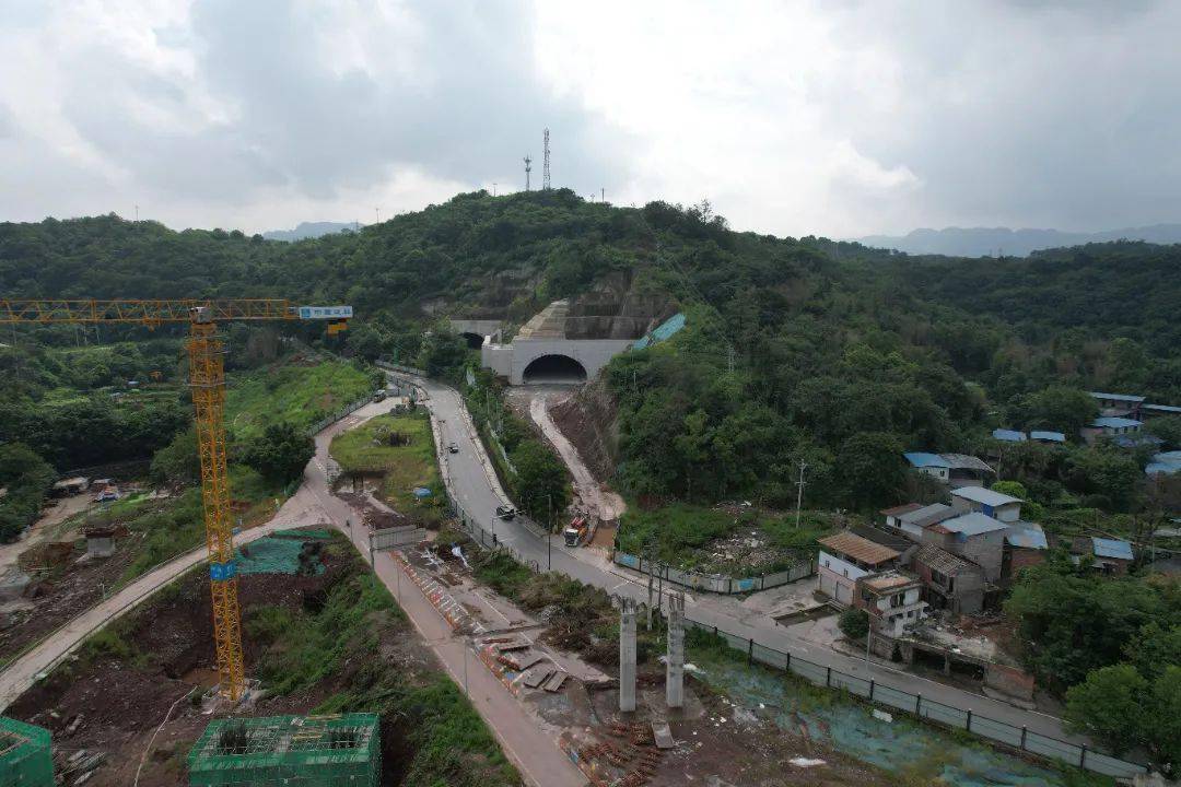 渝黔复线高速公路连接道渝黔复线高速公路连接道工程属于成渝高速扩能