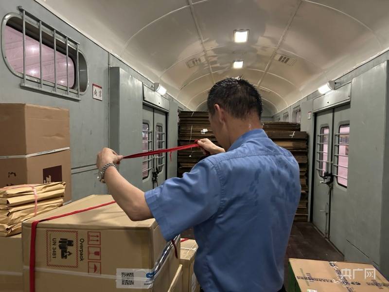 高温下的劳动者丨25年守护"无声旅客" 列车行李员战暑运保畅通