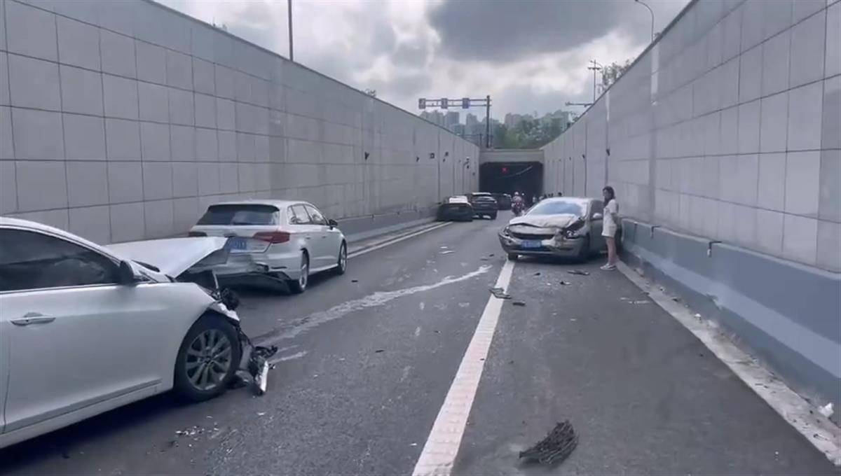 “大客车隧道连撞多车” 杭州交警通报：驾驶员突发疾病，致1人受伤