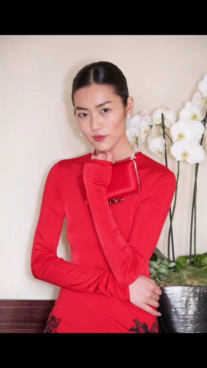 表姐新年快乐!超模刘雯 红色礼服 新年快乐
