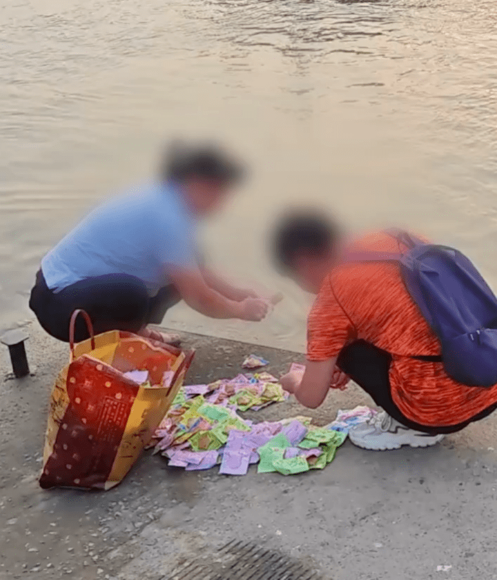 东莞两名女子往河里“放生”鱼豆腐，水务局工作人员回应