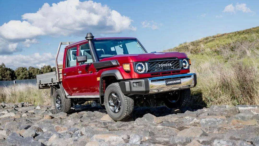 柴油v8 手动,经典陆巡 lc70 40 周年限量版,世界最强越野车归来?