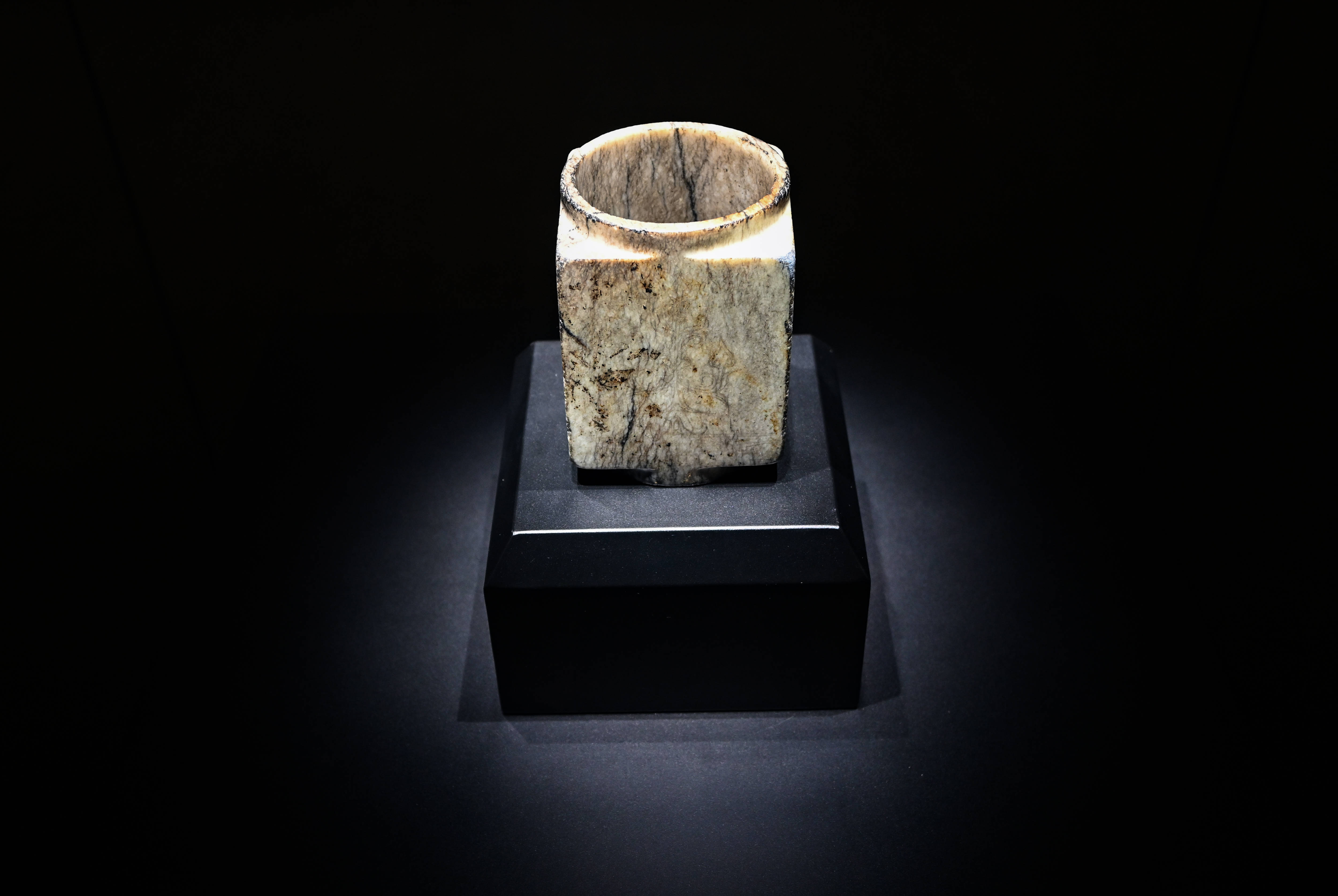 听文物讲故事·解码三星堆|三星堆玉器:绚丽文化长河中的相同"密码"