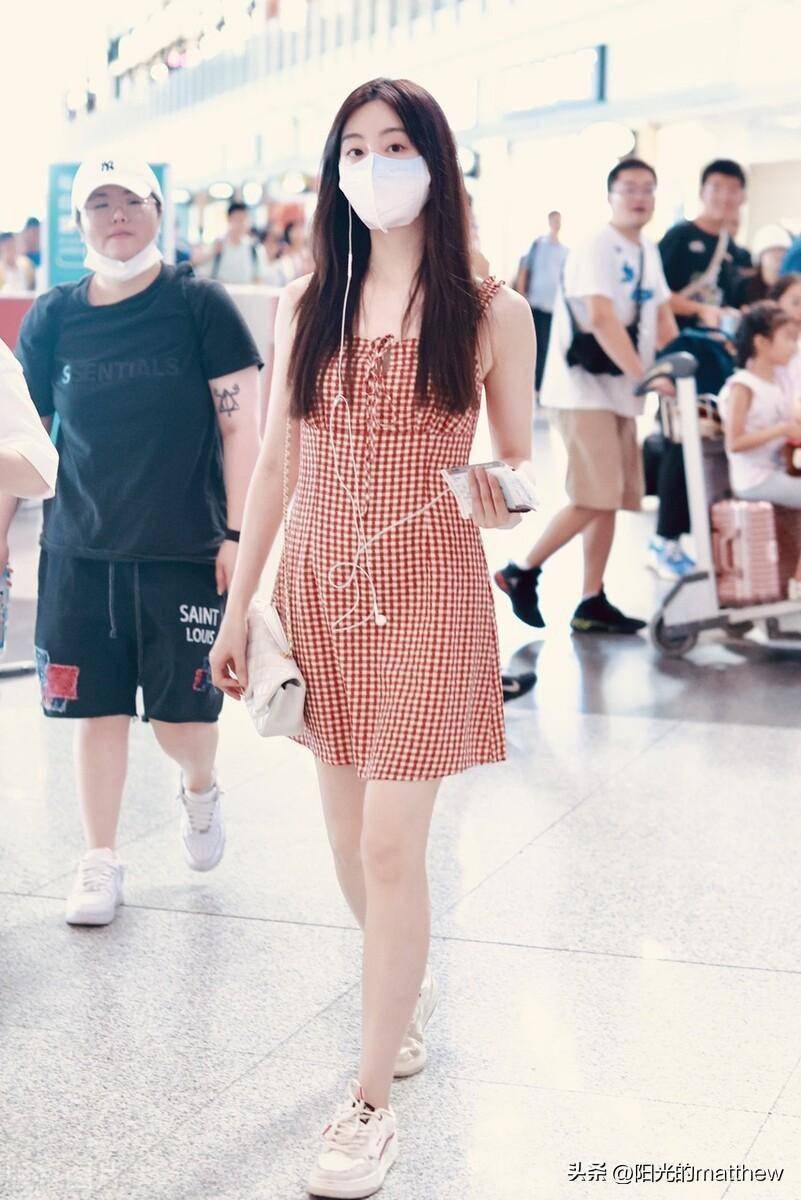 祝绪丹北京出发,红色格纹吊带短裙清新灵动_机场