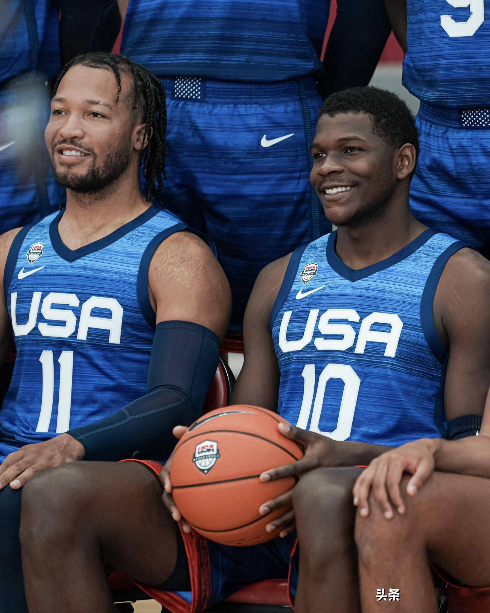 美国男篮公布大合影:爱德华兹c位抱球莺歌站角落 两次输给陪练队