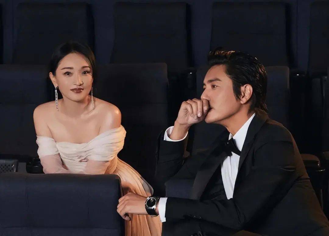 甚至有一次小女孩拒绝陈遵佑的求婚,反而表示要嫁给他的爸爸陈坤,让