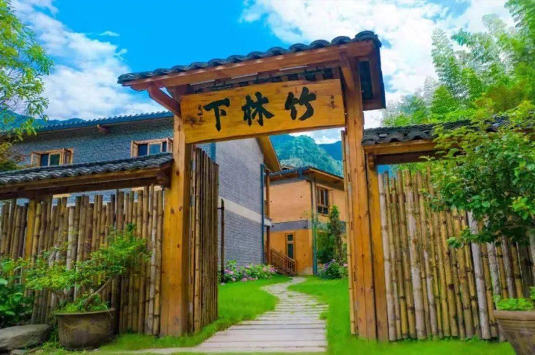 登九宫山清凉避暑,徒步山野,看云海浮沉,山花烂漫;探隐水洞鬼斧神工