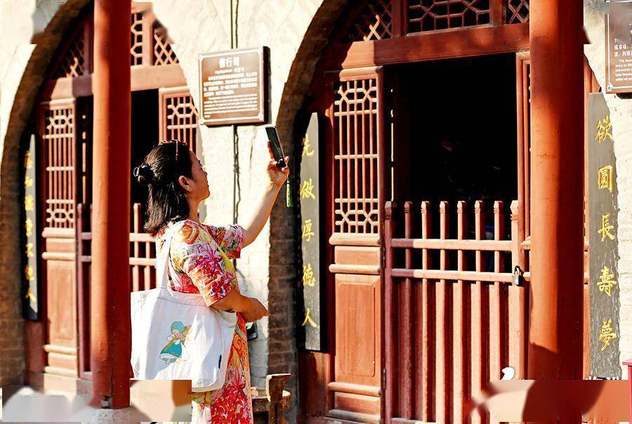 临汾市蒲县东岳庙景区游人如织_柏山_山西省_庙宇