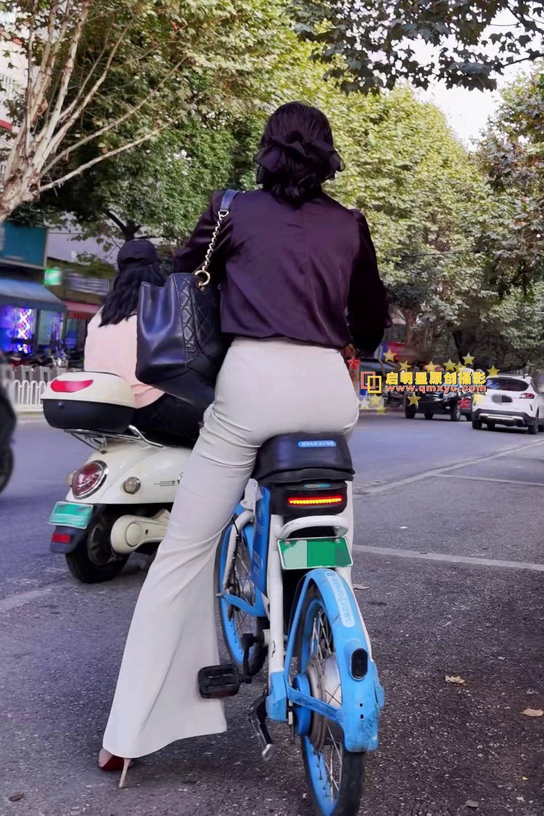 街拍下班巧遇的喇叭裤姐姐骑个单车咋都这么好看呢?