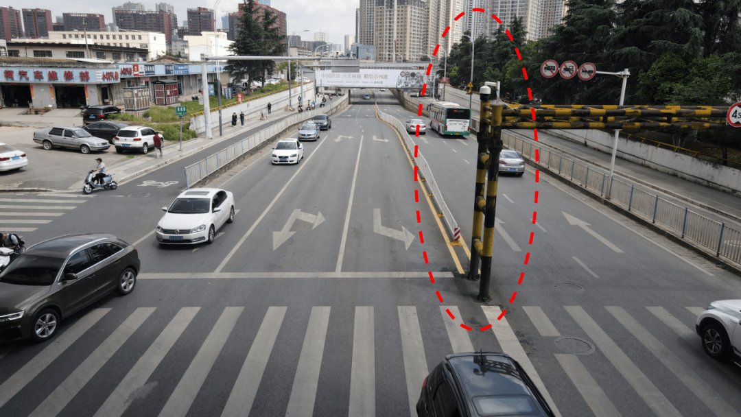 昆明这个路口新建了非机动车道_二环_南路_交叉口