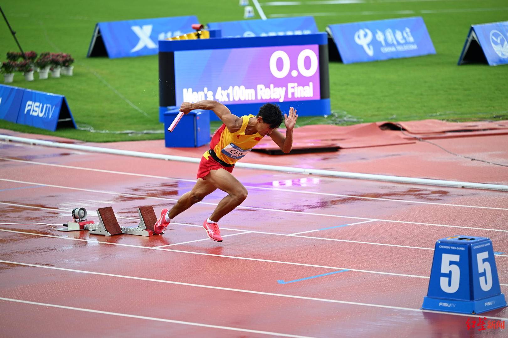 "绵阳小飞人"邓智舰回忆男子4×100米接力逆袭时刻:没意识到夺冠,只想