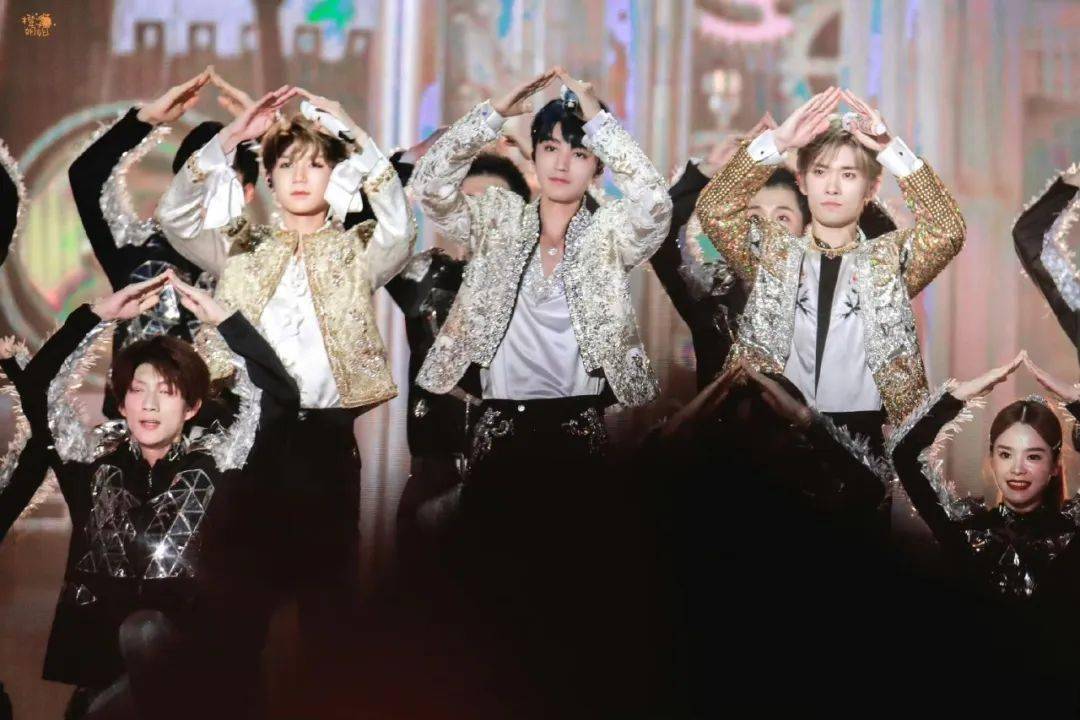 tfboys十周年演唱会的一切,又好笑,又好哭,又荒唐,又感慨_合唱_体育场