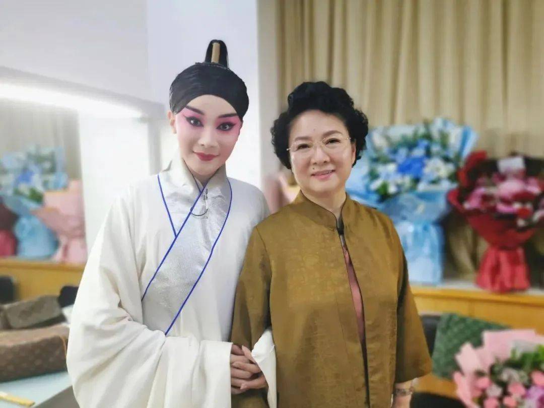 周美慧与老师陈淑芳剧照摄影:张瑞,李响,杜茂盛编辑:王璇审校:市场