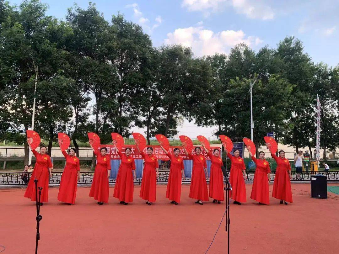 表演唱《绣红旗》舞蹈《红梅赞》男生独唱《在那桃花盛开的地方》晋剧