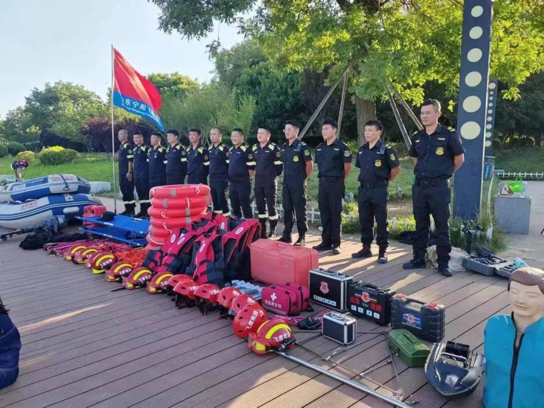 局发来的邀请函,得知河北涿州受灾严重后,飞鹰救援队员简单整理行装