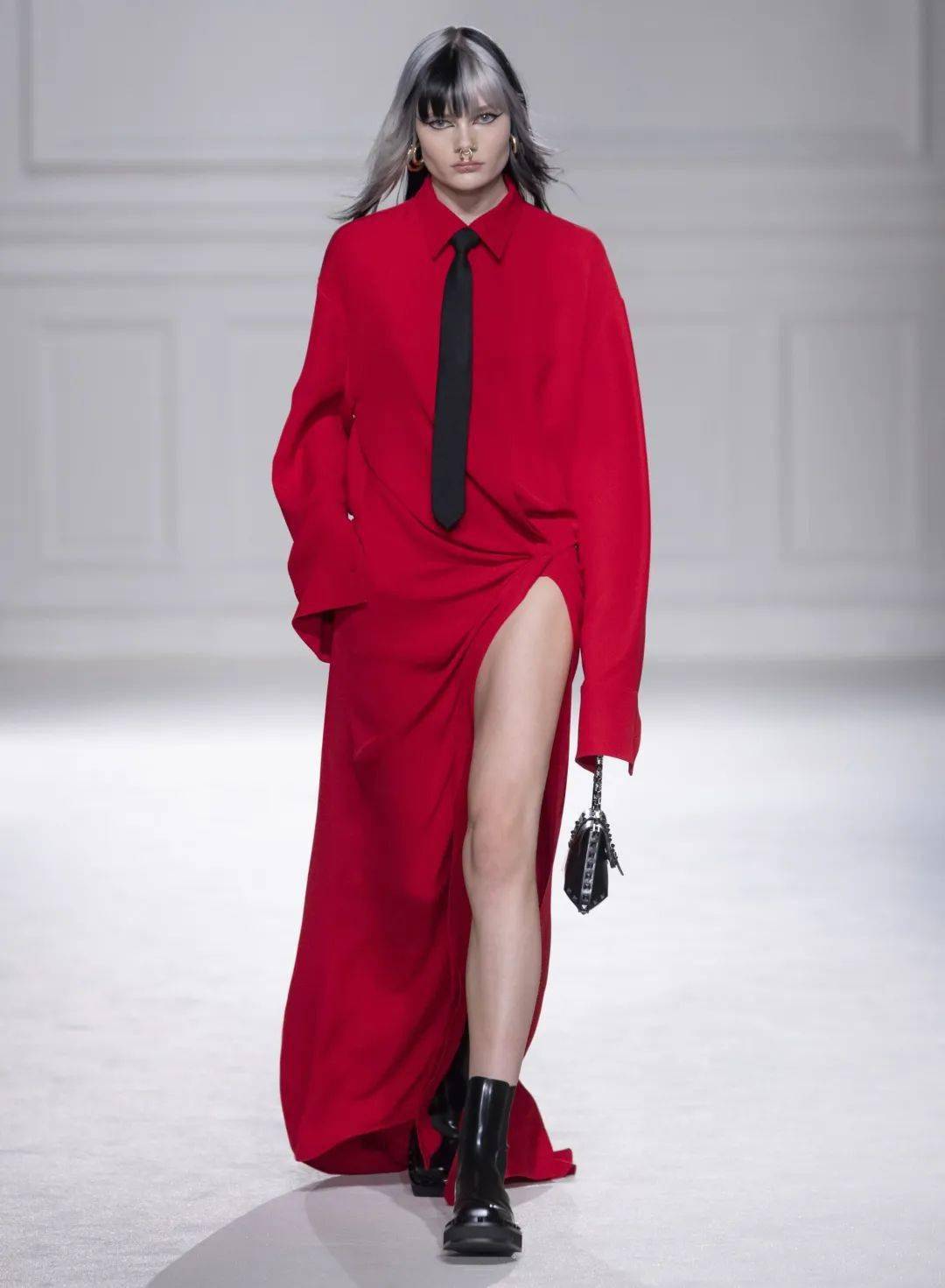 这种色阶的红色明艳青春,同时也是乐观的跨季亮色.