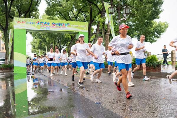 跑步傳遞健康生活理念，南潯和孚鎮“全民健身日”掀起運動熱潮