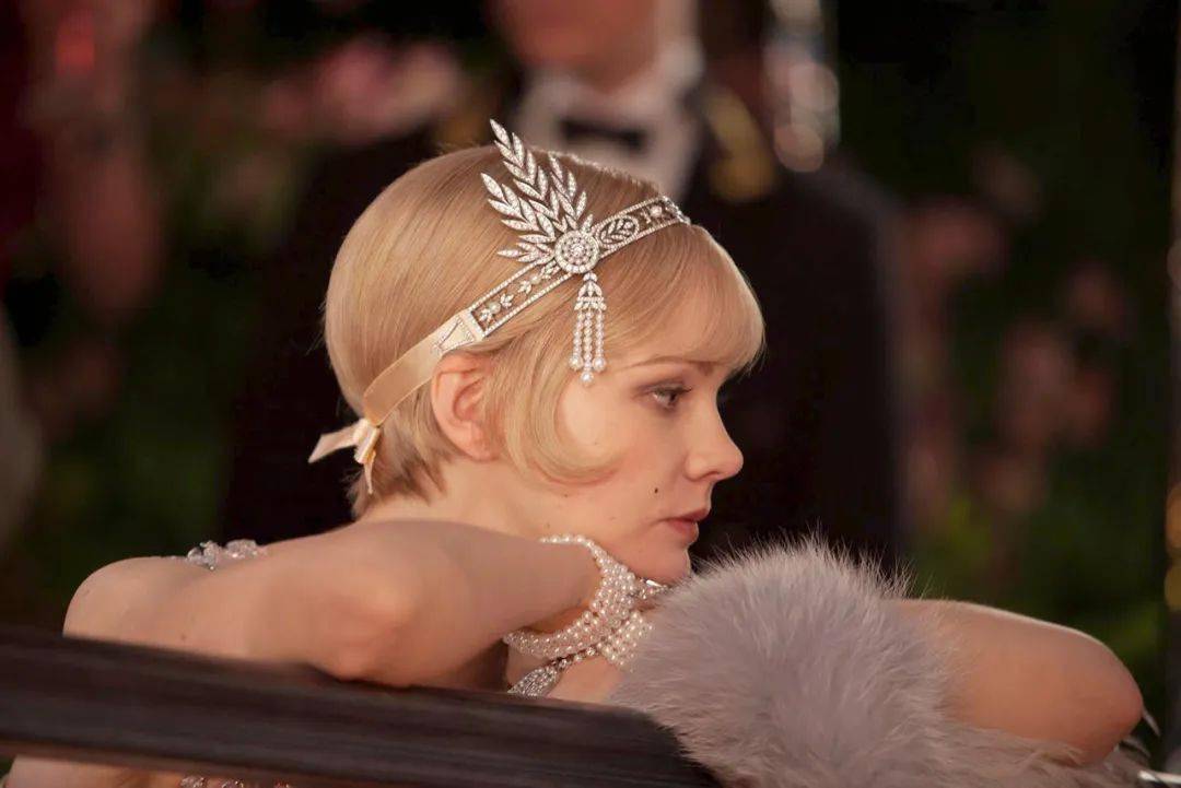 黛西曾一度被盖茨比的痴心感动,但她终归是个轻佻女郎,"嗓音里充满