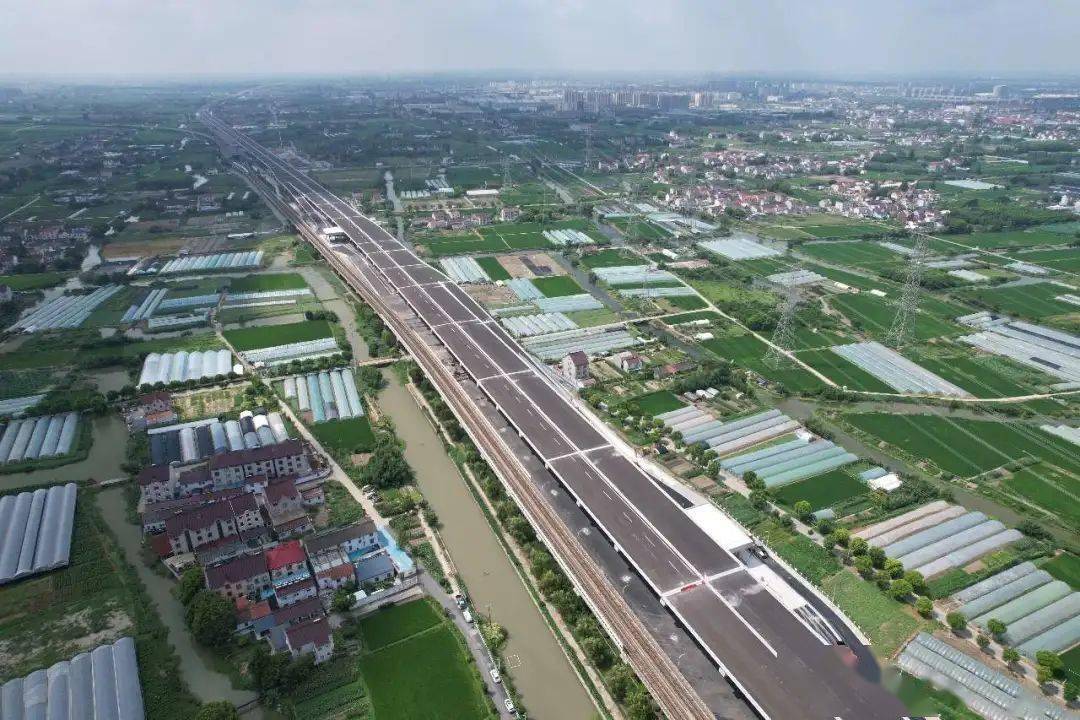 作为上海市高速公路网及沿海大通道的重要组成部分,s3公路是上海"一环