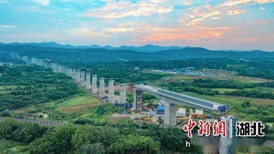 沪渝蓉高铁武宜段跨焦柳铁路特大桥顺利转体