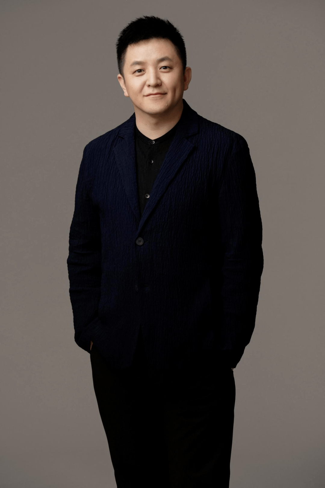 爱乐男声合唱团指挥 :孙毅主持人男中音歌唱家,国家一级演员王立民