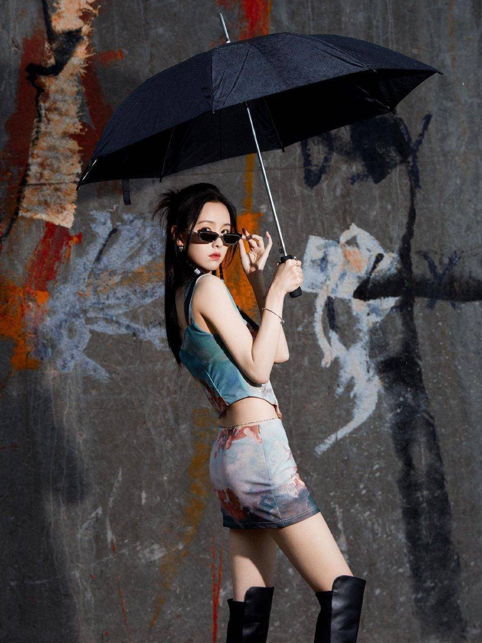 陈都灵国风短裙,搭配长靴,辣妹味道十足!_娱乐_气质_黑色