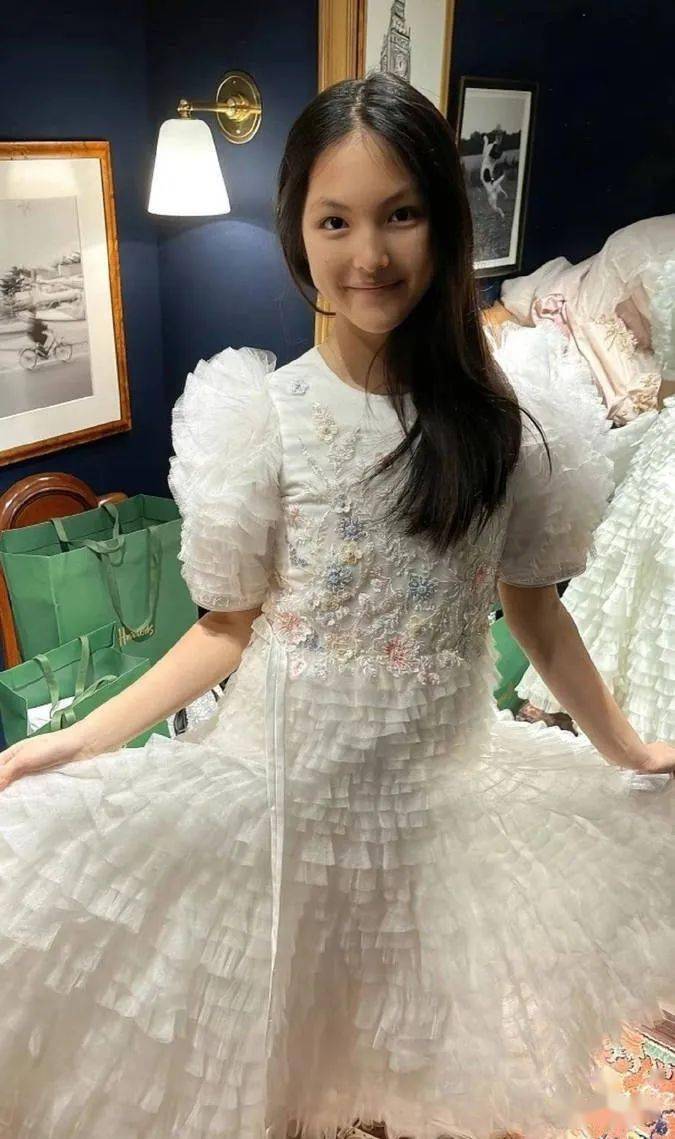 李湘晒女儿王诗龄美照 angela穿公主裙端庄甜美_配文_妈妈_照片